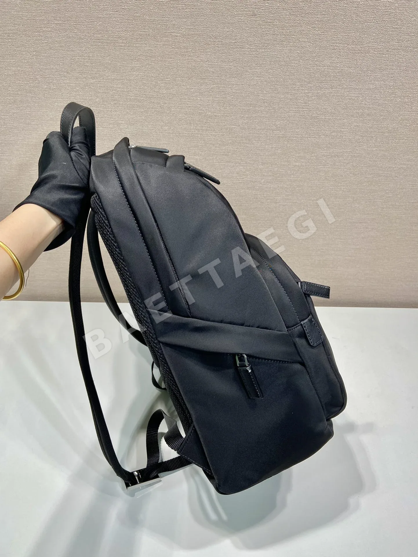 프라다 삼각 로고 나일론 백팩 2VZ104 상세 이미지 4