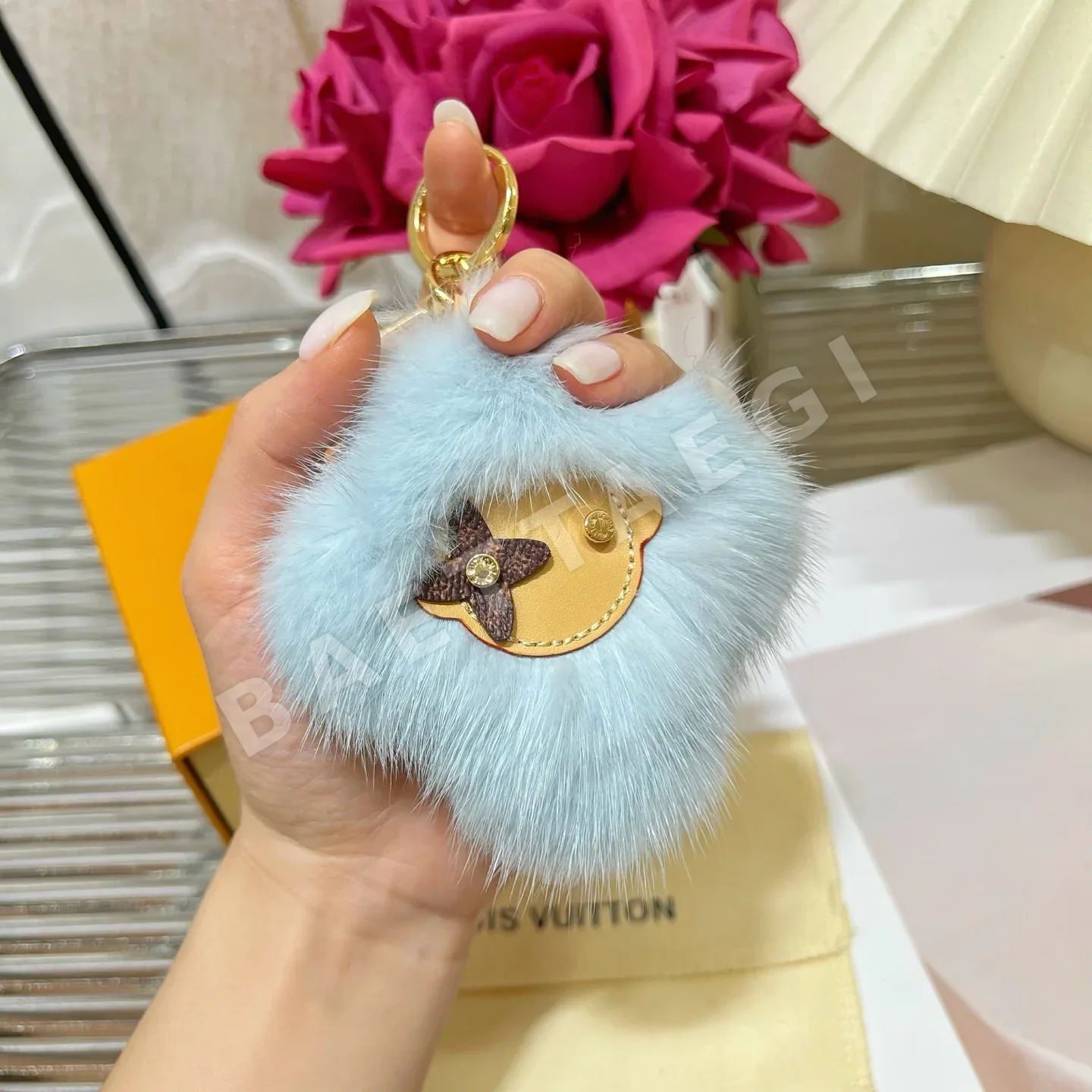 루이비통 오리지널 밍크 퍼 폼폼 키링 상세 이미지 3