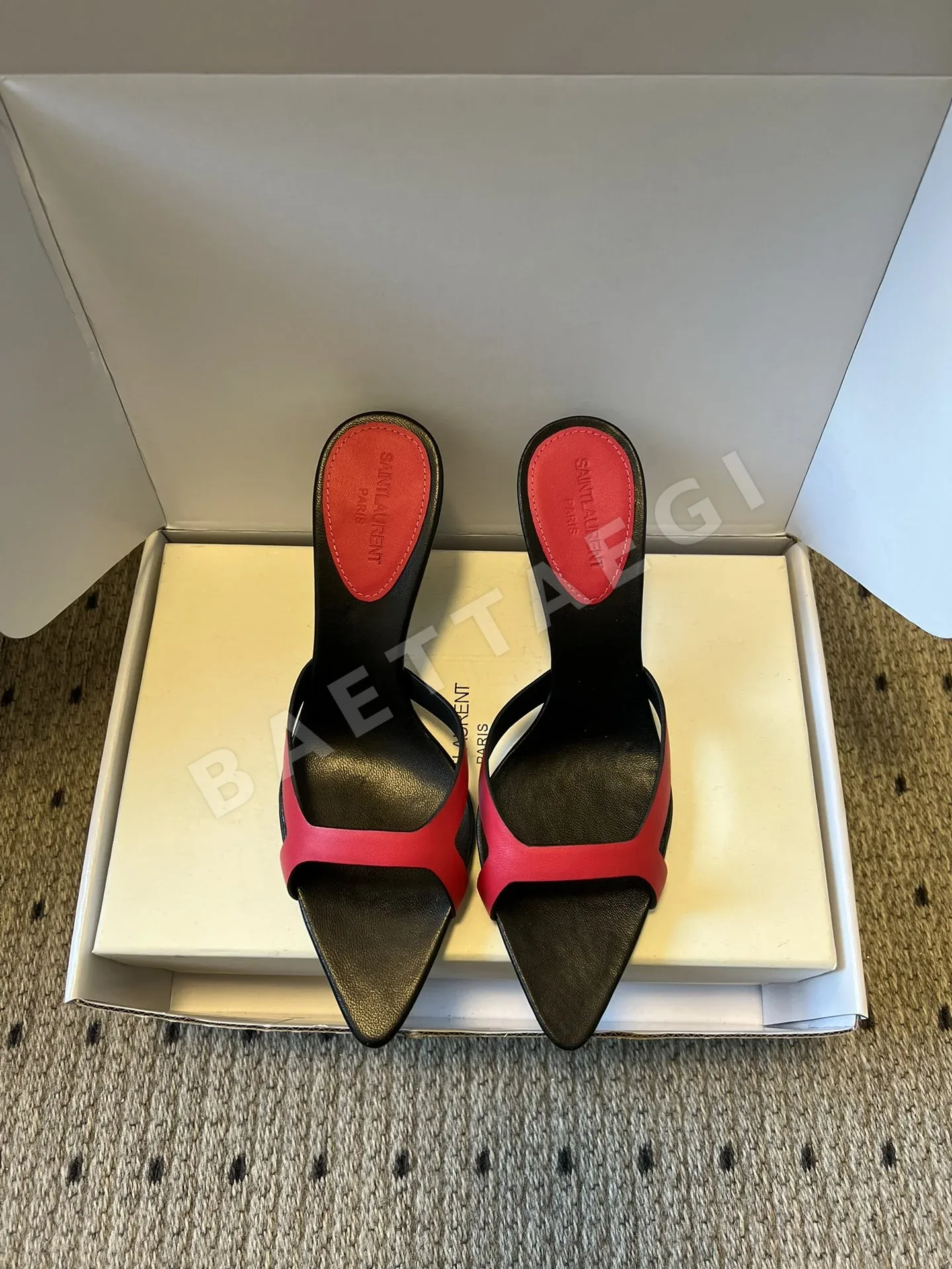 생로랑 뾰족코 더블 스트랩 뮬 9586