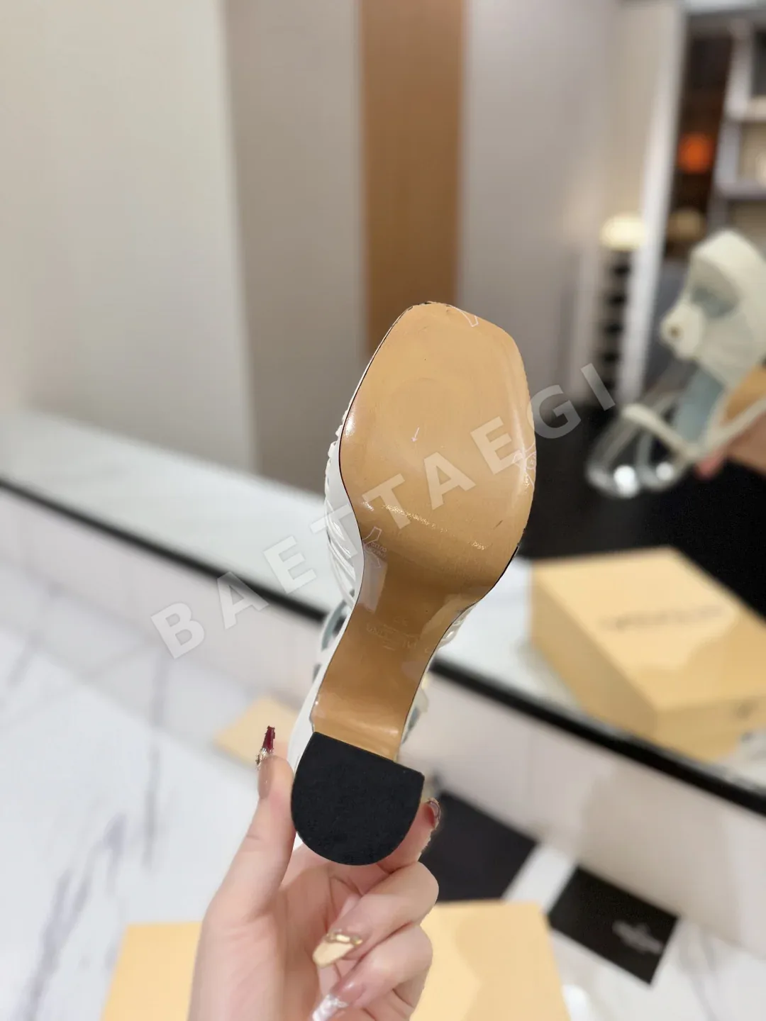 발렌티노 로열 브론즈 V 버클 하이힐 샌들 상세 이미지 9