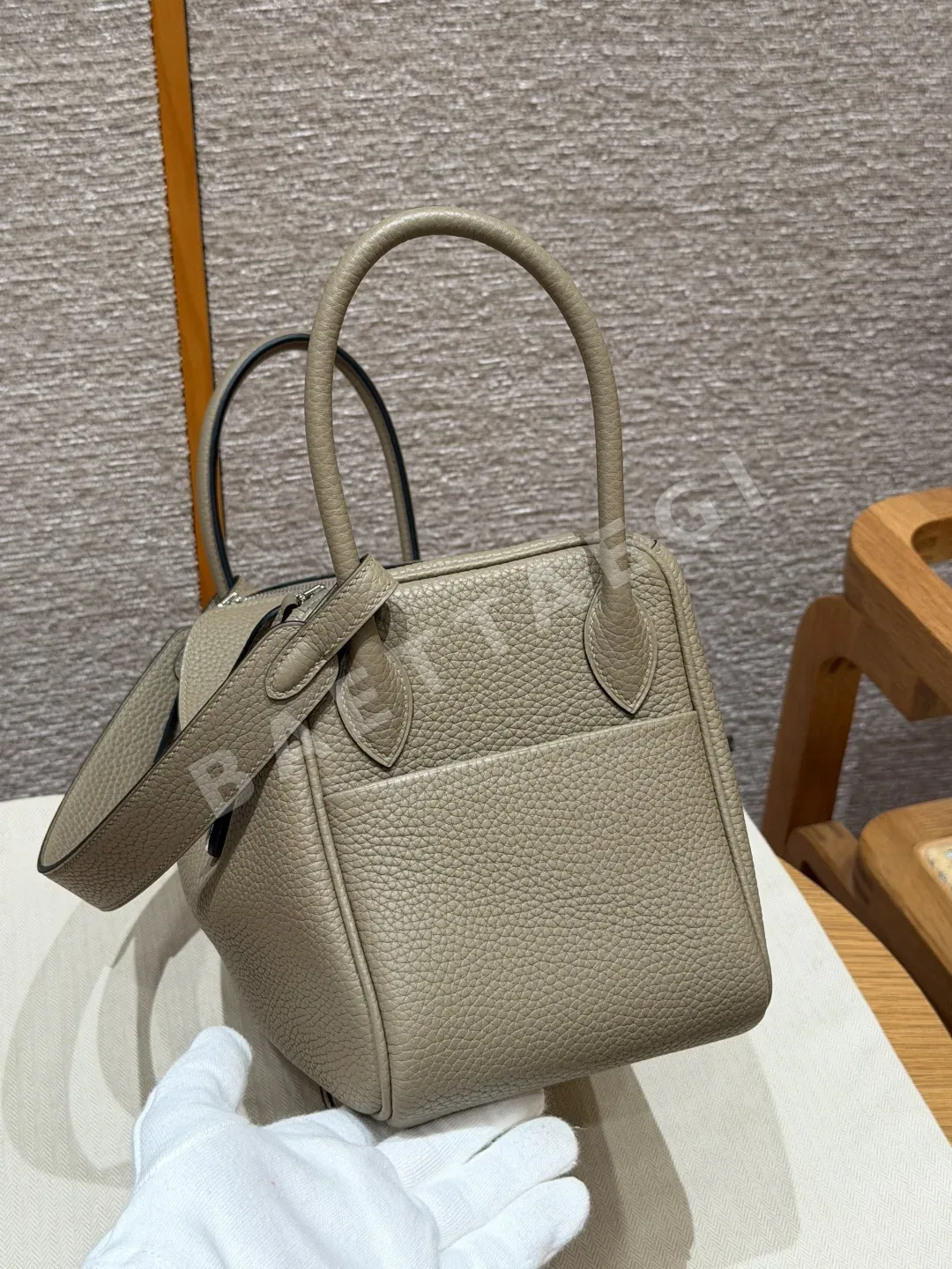 에르메스 린디 26 베이지 가죽 가방 상세 이미지 3