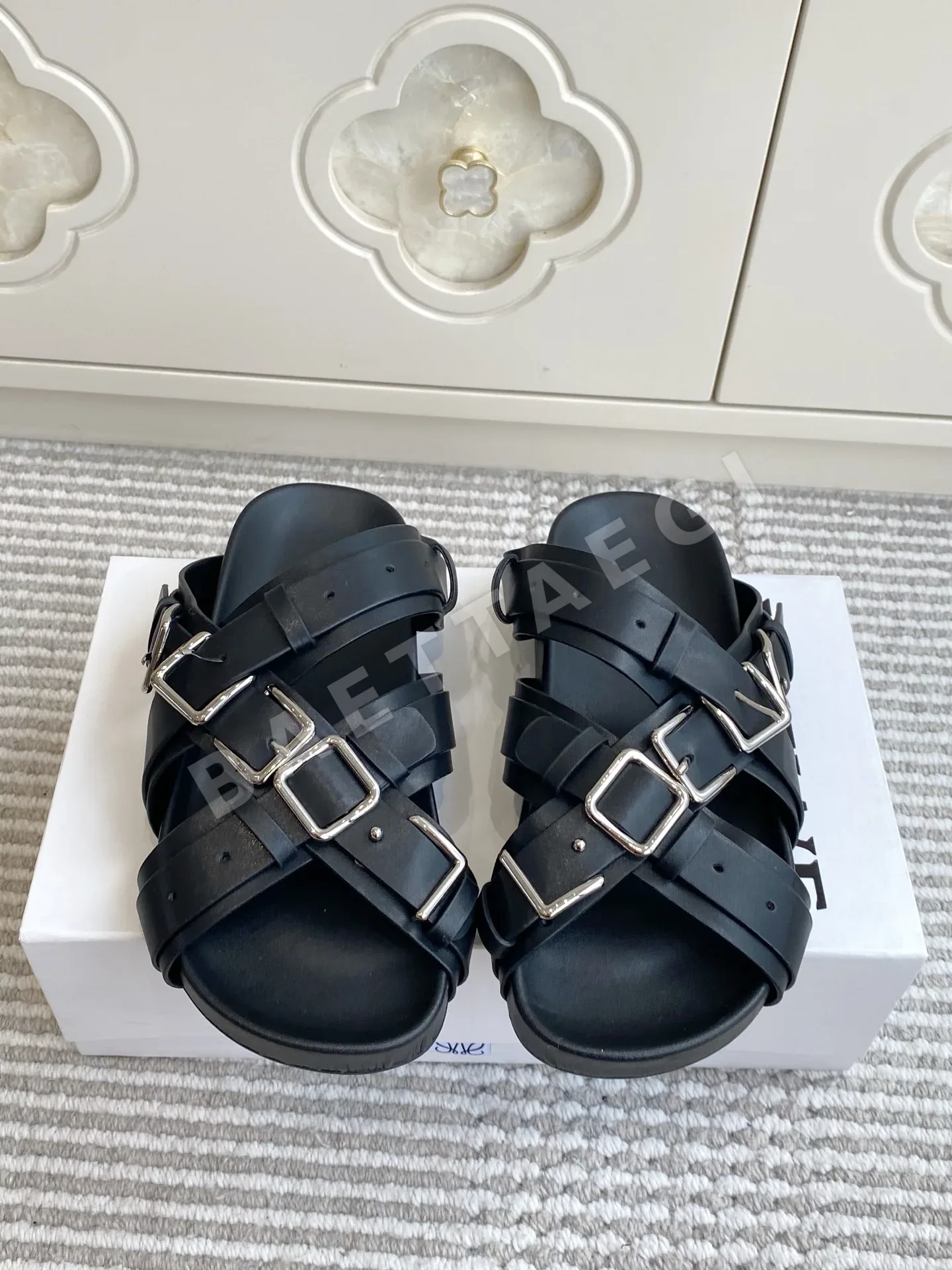 로에베 메탈 버클 가죽 샌들 134434