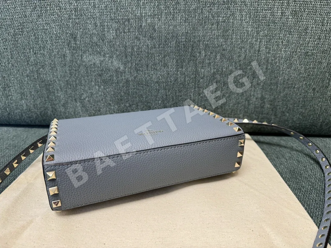 발렌티노 0181 골드 스터드 메신저백 상세 이미지 5