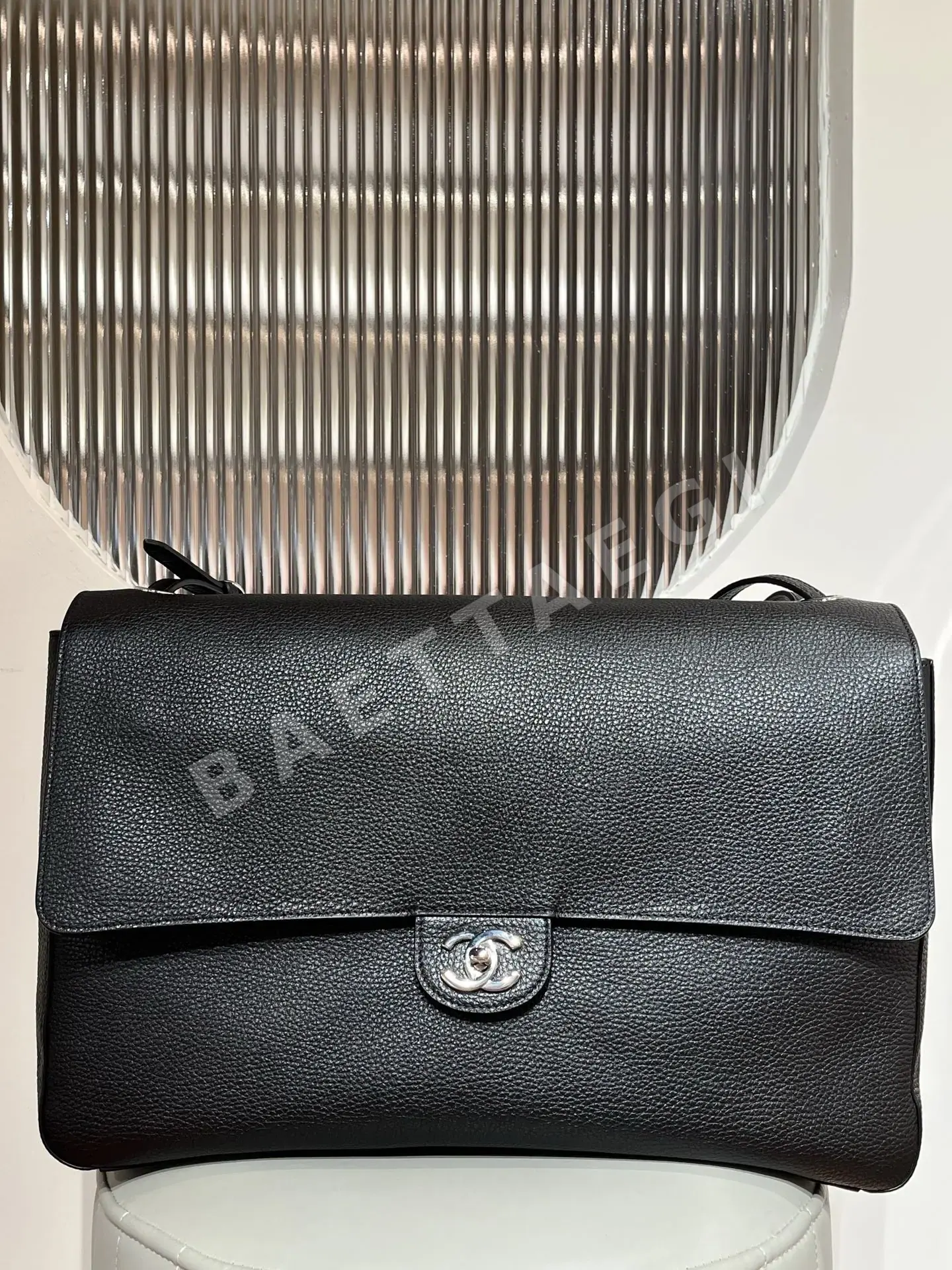 샤넬 지존 맥시 플랩 백(Grained Calfskin, AS6233 135304