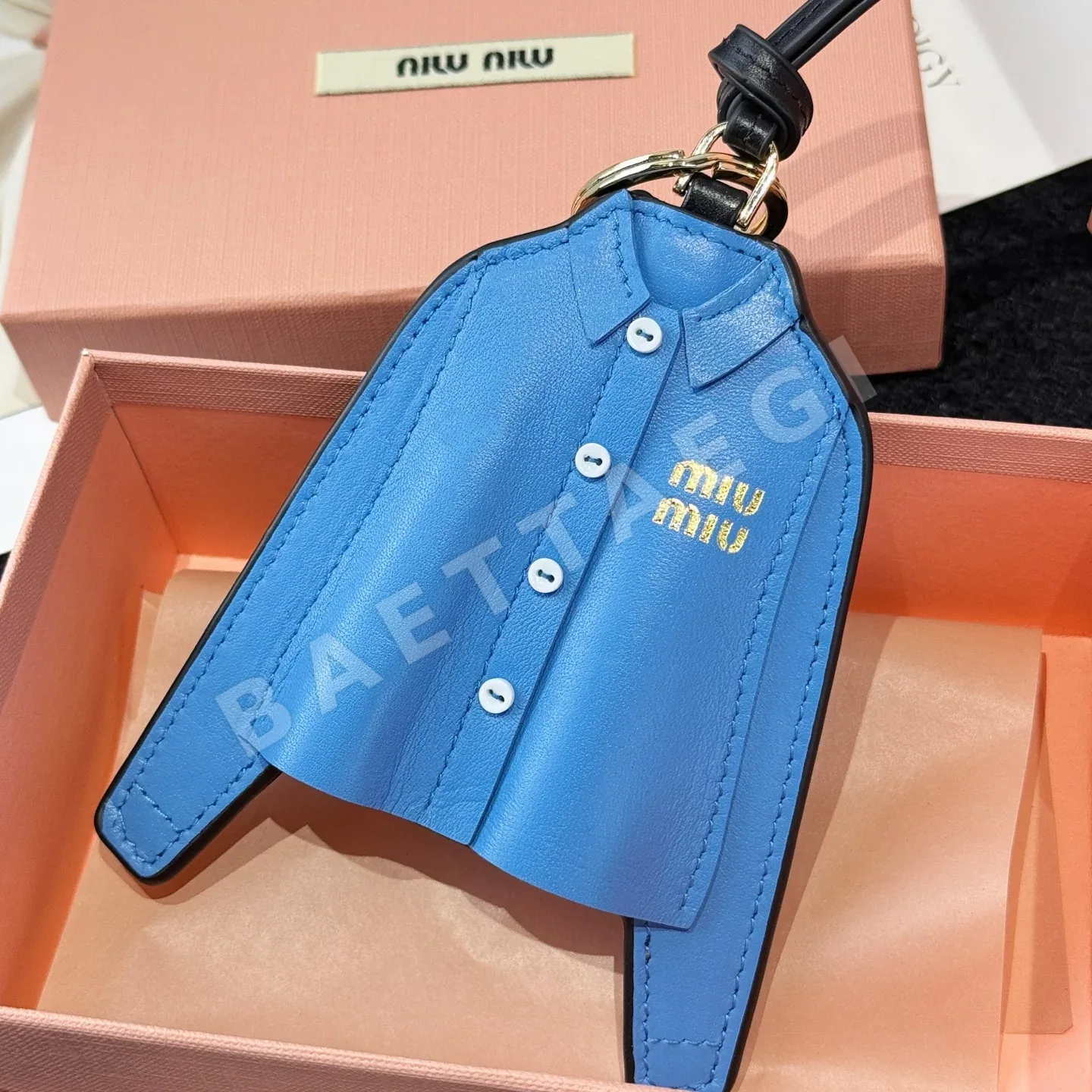 미우미우 가죽 블루 셔츠 키링 상세 이미지 9