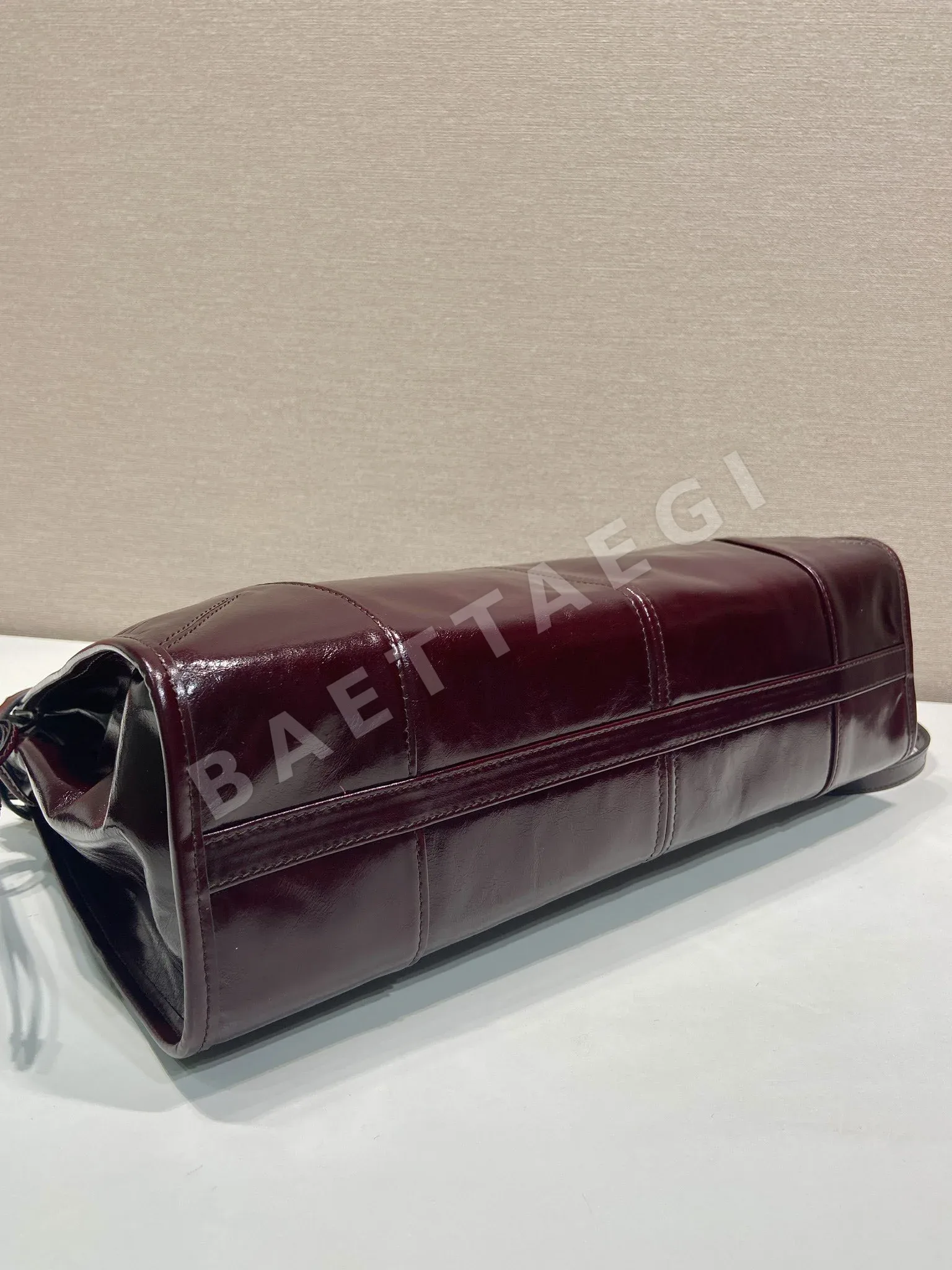 프라다 오일드 가죽 보르도 레드 크로스바디백 1BA433 상세 이미지 6
