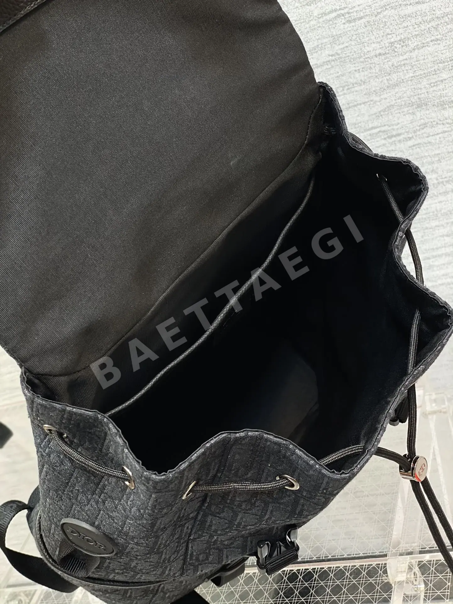 디올 히트 더 로드 백팩 플랩 디올 오블리크 자카드 앤 그레인드 카프스킨 블랙 상세 이미지 8