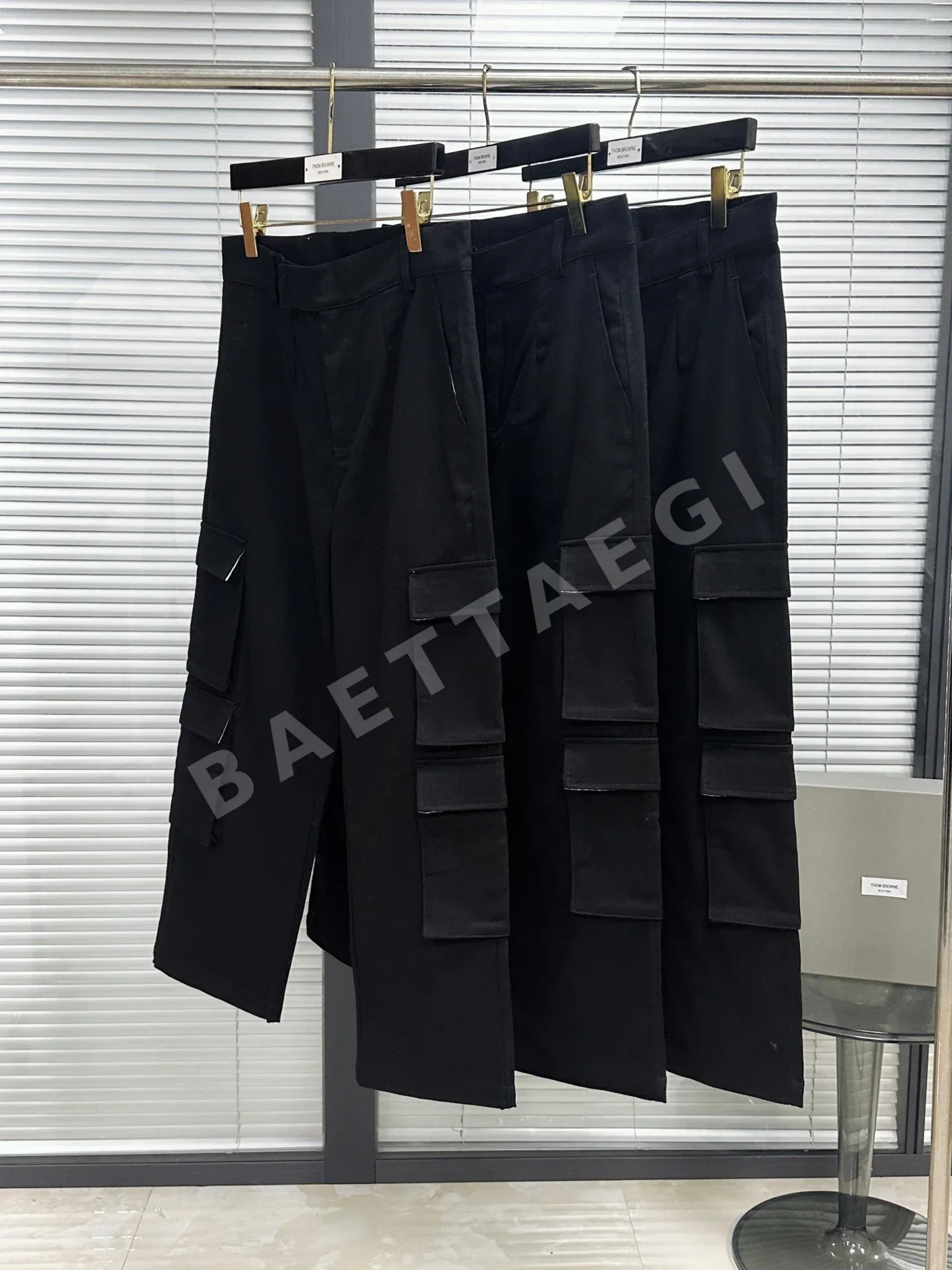 톰브라운 와이드 스트레이트 카고 남성 바지 상세 이미지 2