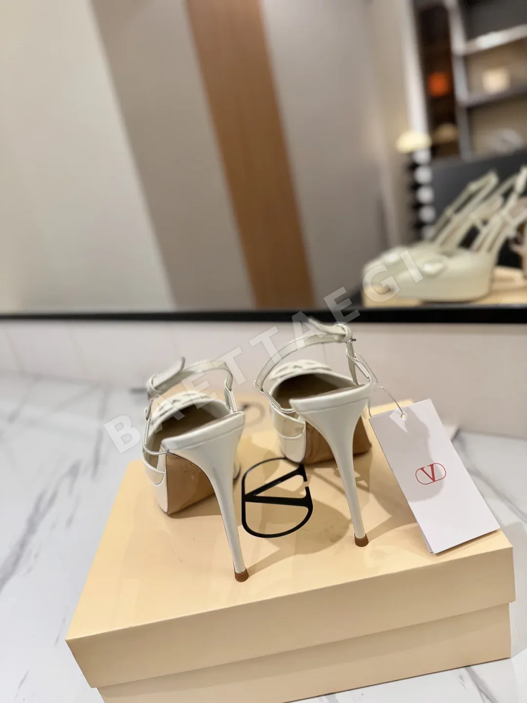 발렌티노 뾰족 앞코 V 버클 하이힐 샌들 상세 이미지 8