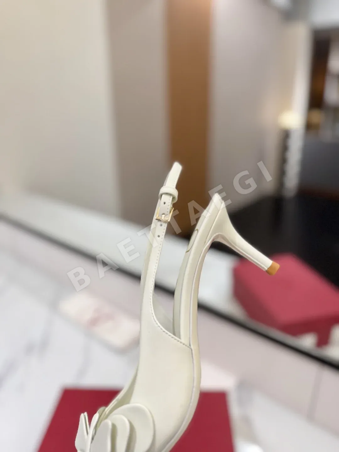 발렌티노 나비 장식 뾰족 앞코 하이힐 상세 이미지 8