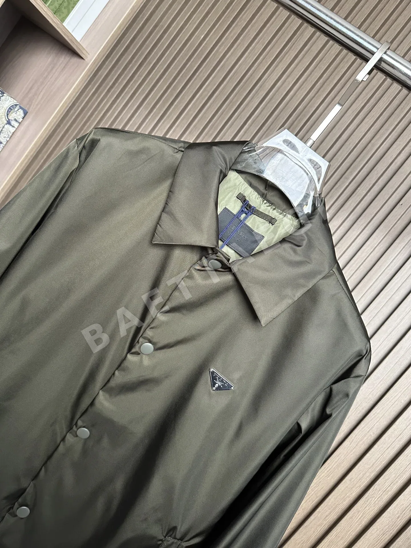 프라다 삼각로고 Re-Nylon 셔츠 자켓 상세 이미지 4