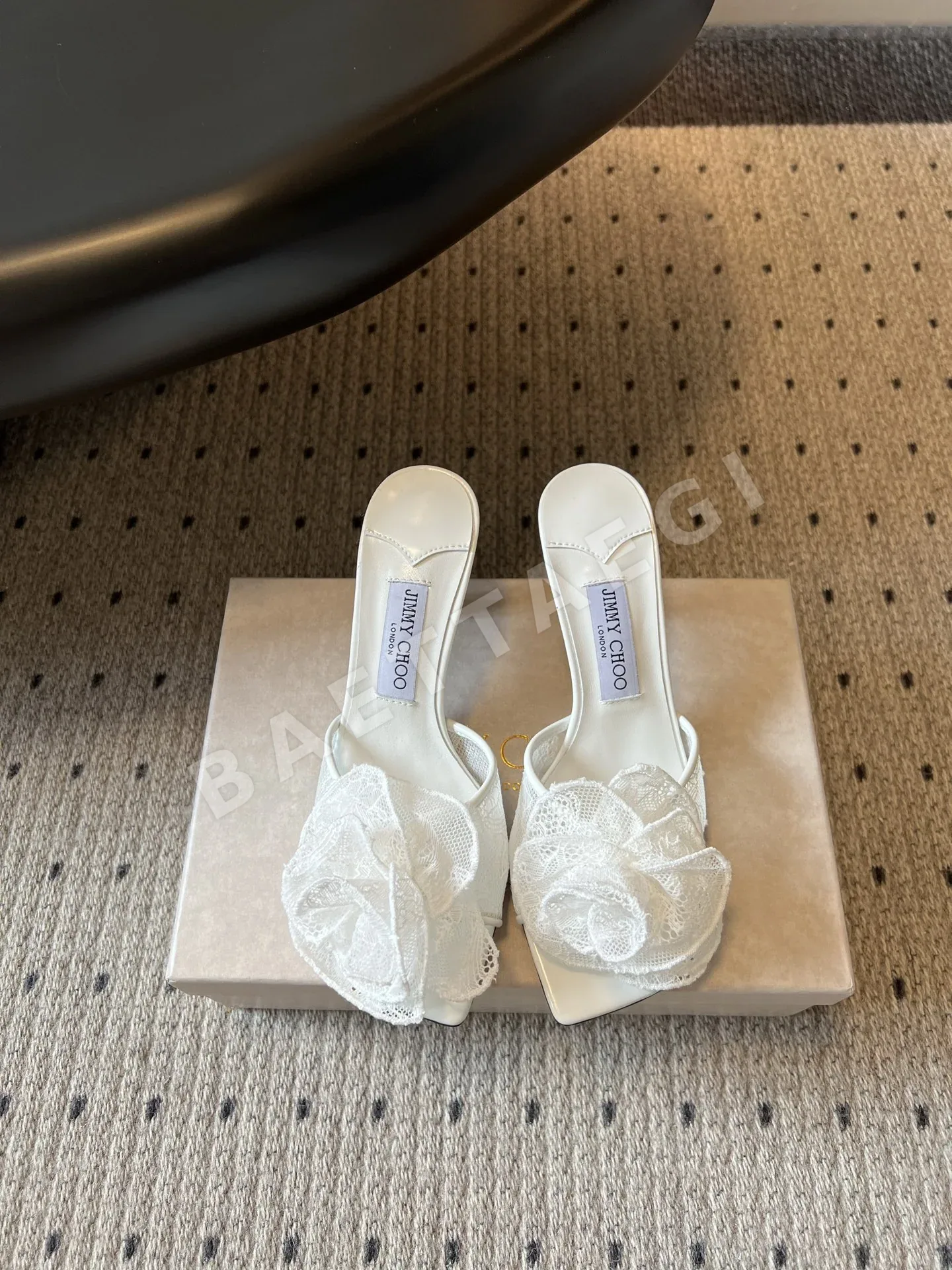지미추 레이스 장미 장식 스퀘어토 하이힐 샌들 105619