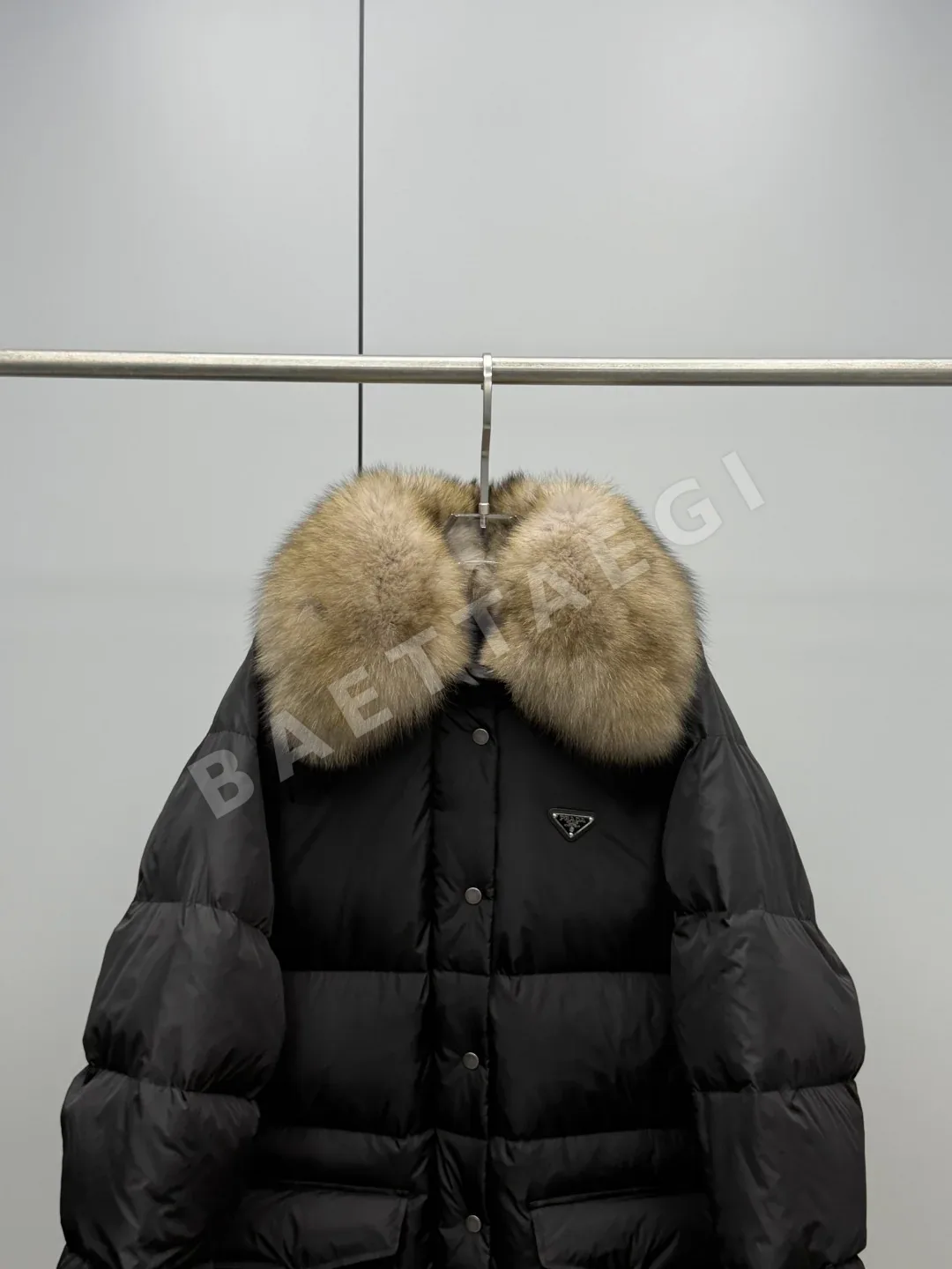 프라다 탈착 폭스퍼 카라 리사이클 패딩 재킷 상세 이미지 3