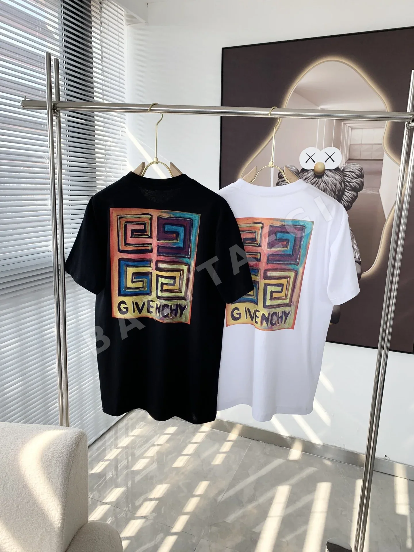 지방시 로고 프린트 남성 반팔 티셔츠 89960