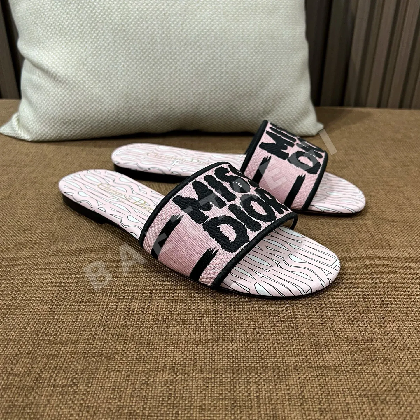 디올 자수 캔버스 샌들 상세 이미지 6