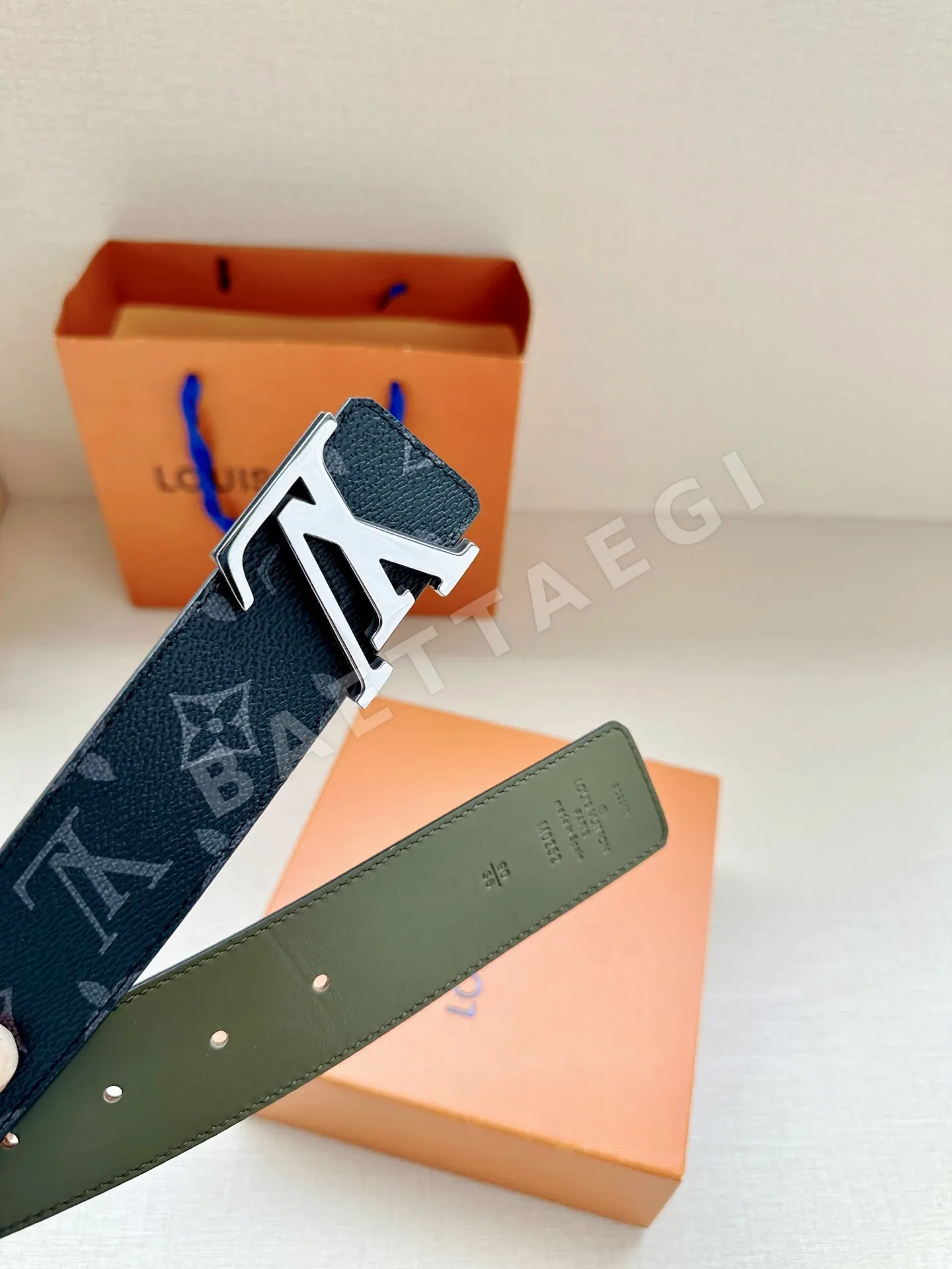 루이비통 LV 4.0 와이드 스틸 버클 리버서블 가죽 벨트 상세 이미지 3