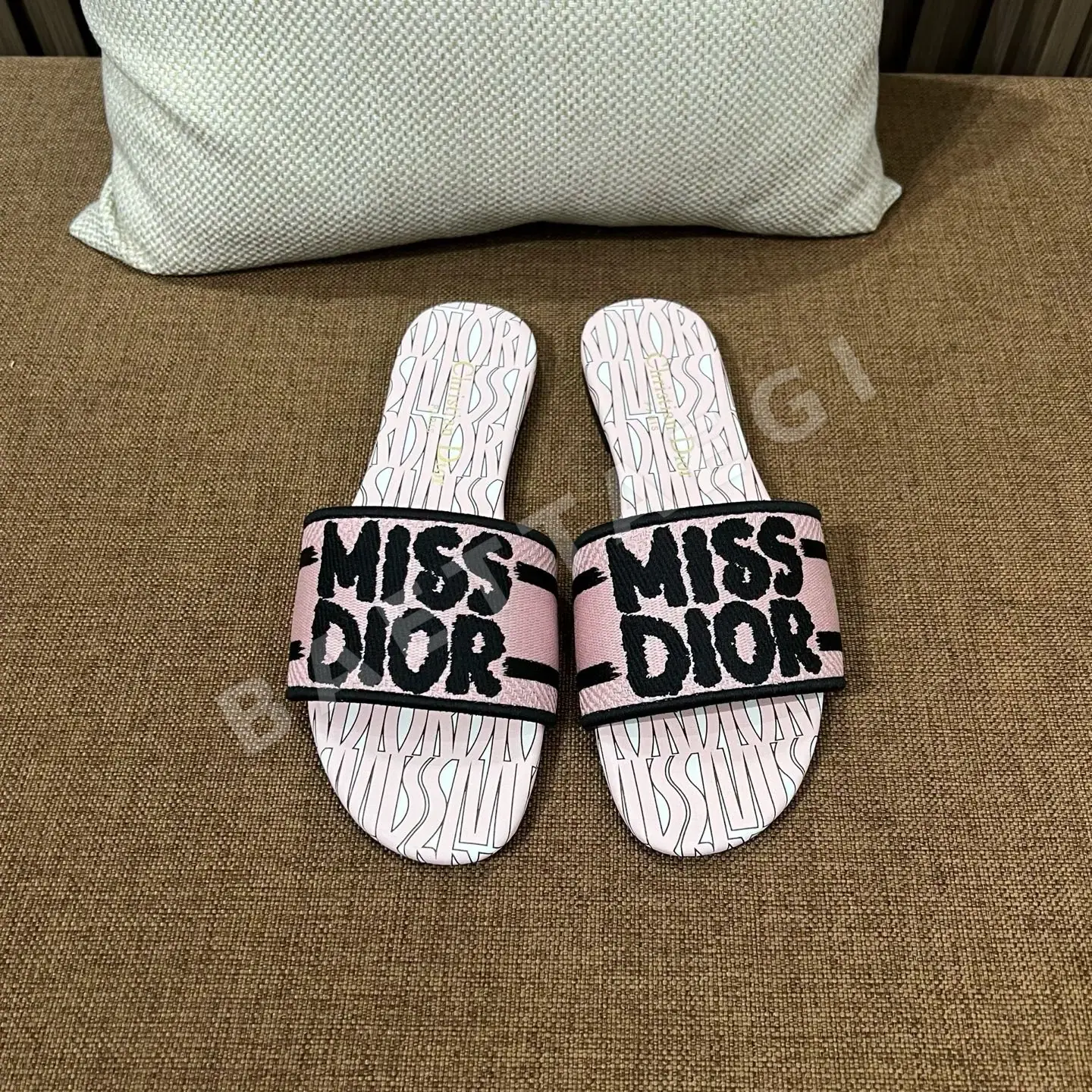 디올 자수 캔버스 샌들 상세 이미지 3