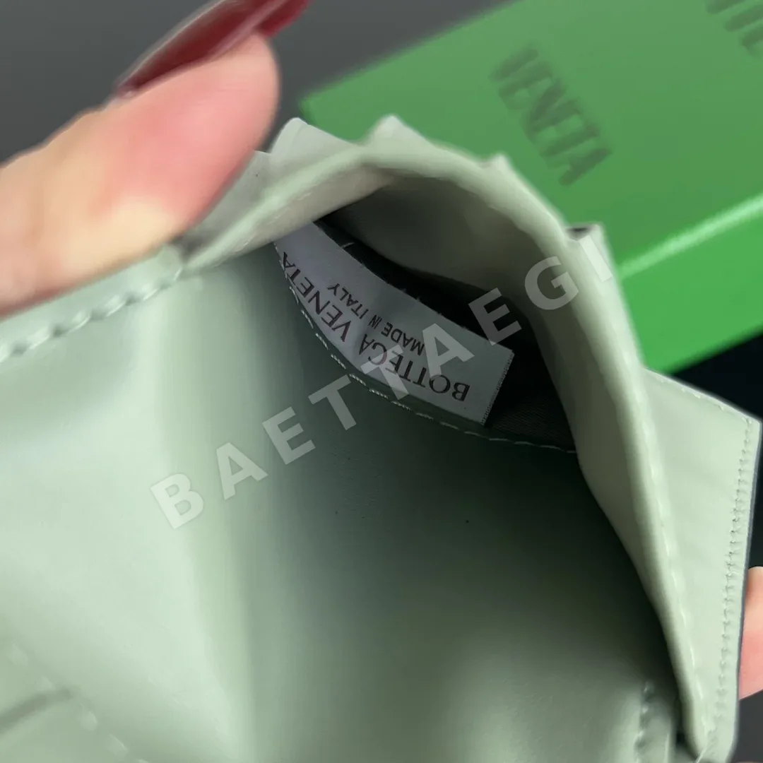 보테가베네타 미디엄 와이드 우븐 송아지가죽 투폴드 지갑 상세 이미지 9