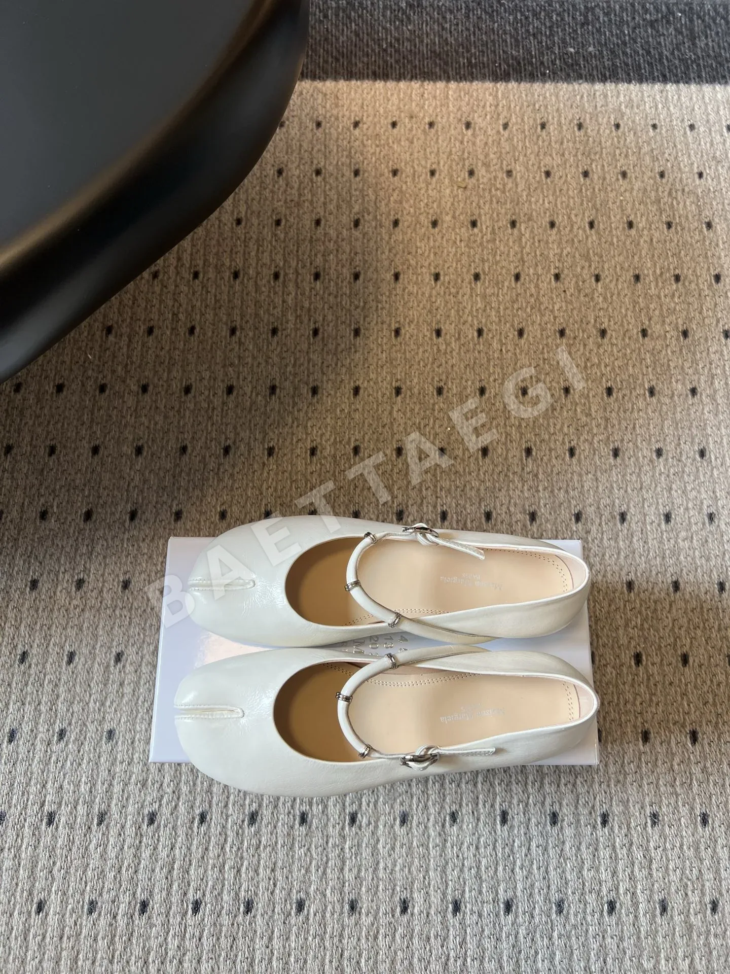 마르지엘라 플랫 가죽 스플릿 토 상세 이미지 6