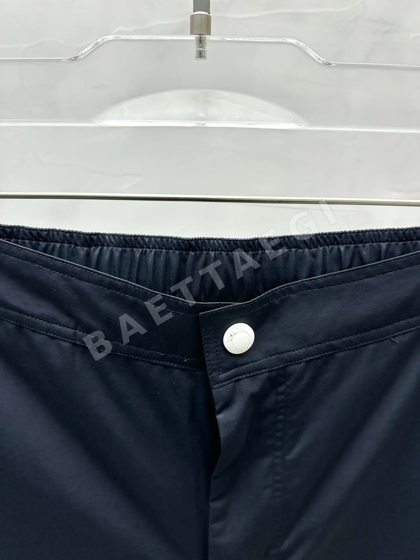 톰브라운 4바 스트라이프 나일론 테이퍼드 반바지 상세 이미지 2