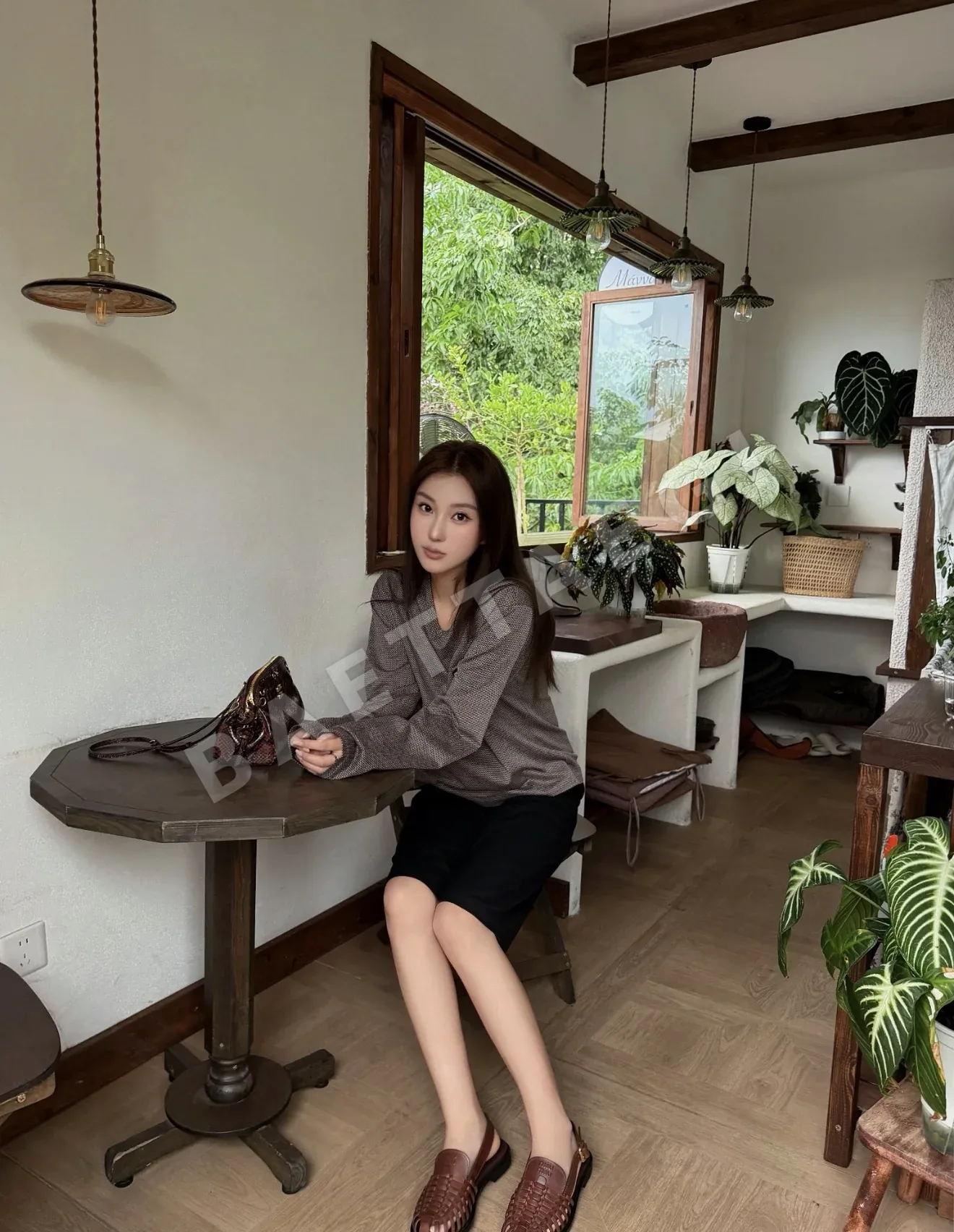 미우미우 V넥 체크 패턴 니트 긴팔 탑 상세 이미지 3