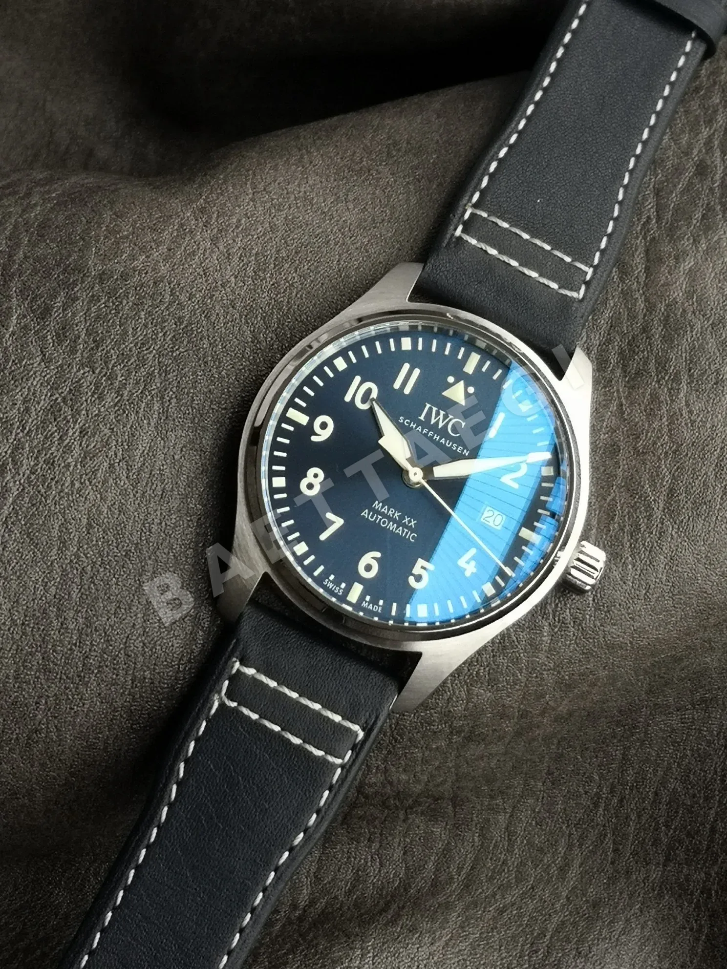 IWC 마크 XX 파일럿 시계 블랙 다이얼 사파이어 글라스 상세 이미지 3