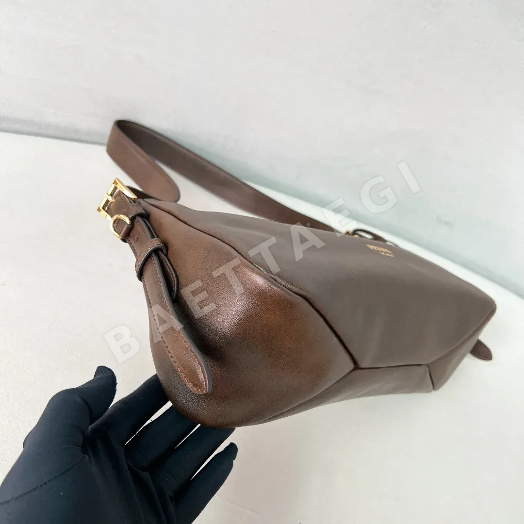 프라다 에이미 나파 가죽 미디엄 언더암 가방 1BC229 상세 이미지 7