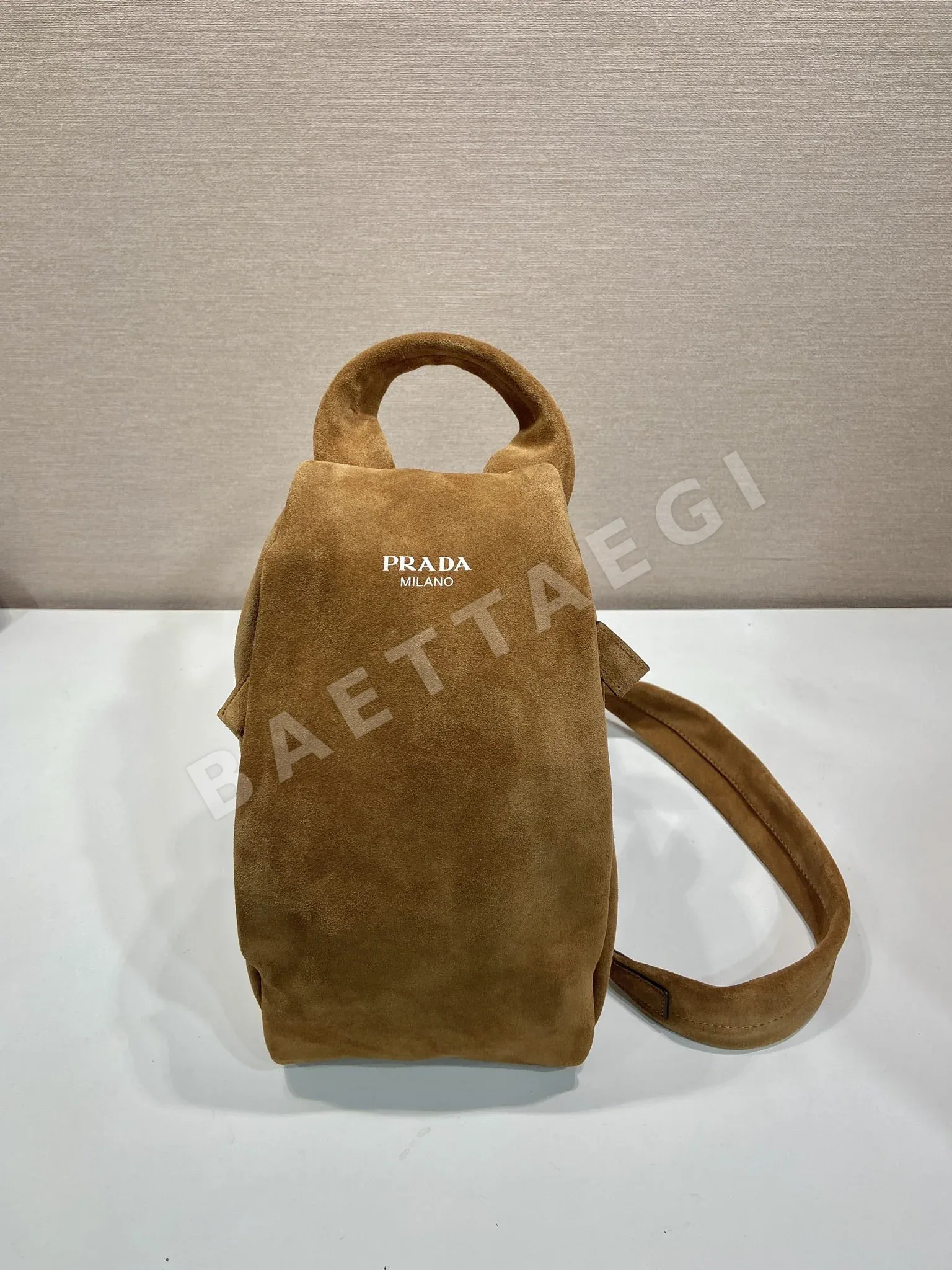 프라다 스웨이드 체스트백 2VZ114 67175