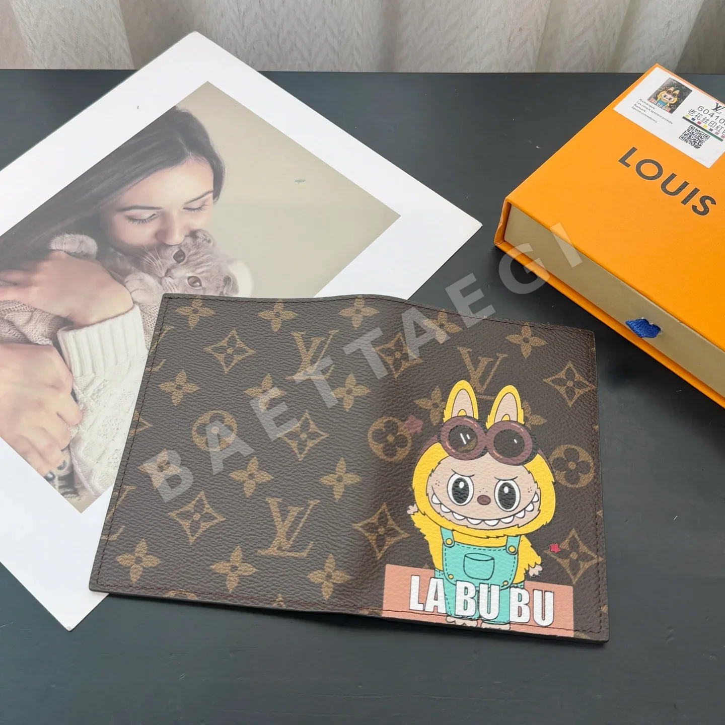 루이비통 다미에 그라피트 LV 러브부 패스포트 홀더 지갑 상세 이미지 7