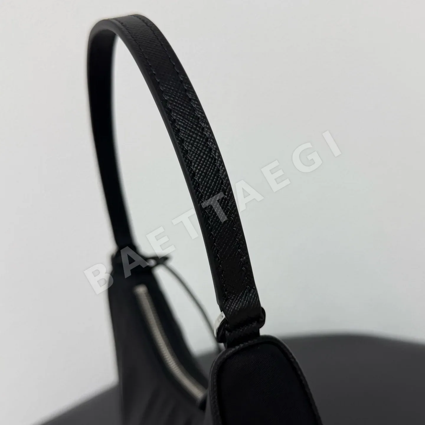 프라다 나일론 호보백 상세 이미지 11