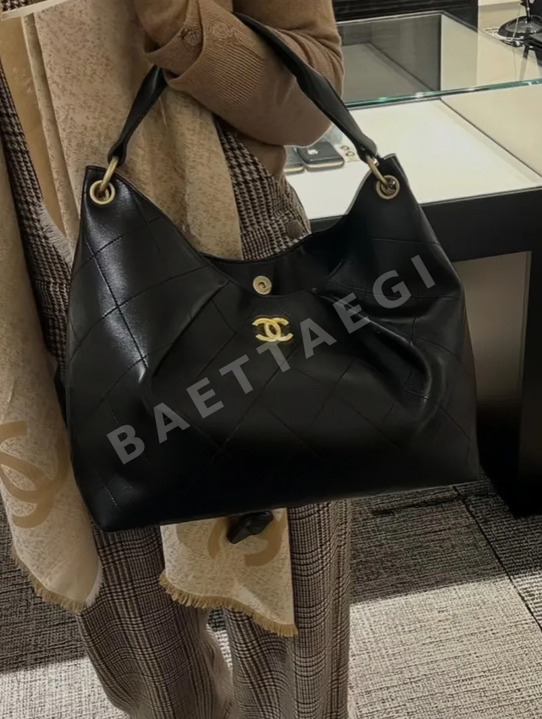 샤넬 26C 블랙 골드 라지 가방 26C 상세 이미지 3