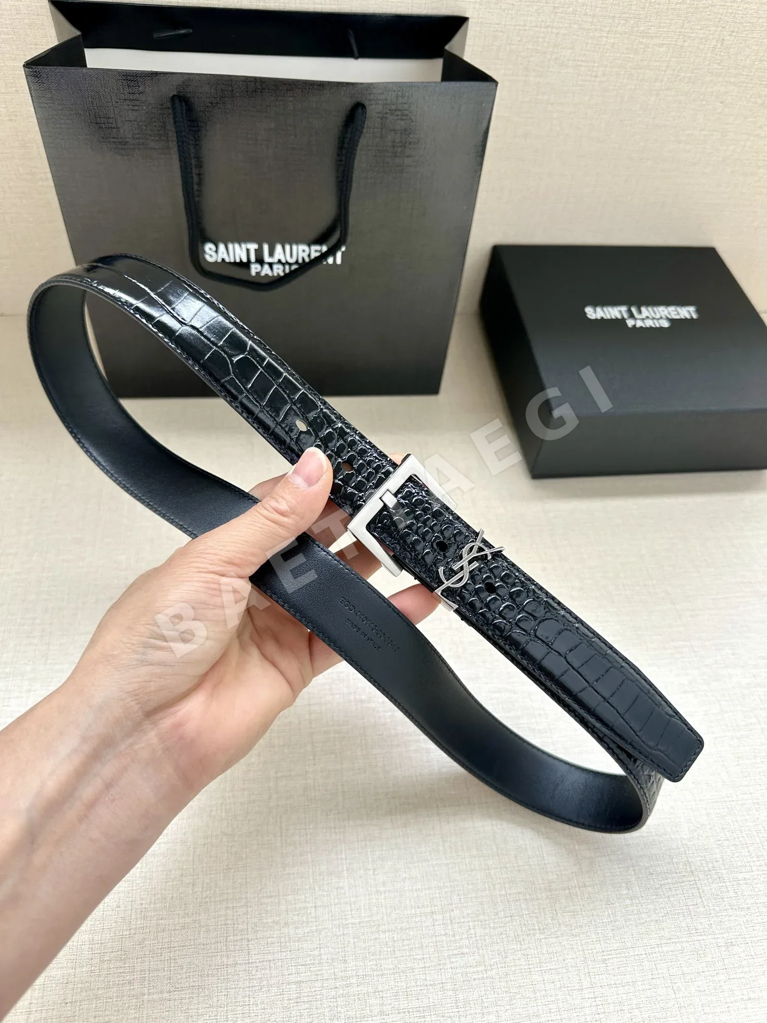 생로랑 YSL 모노그램 크로커다일 엠보싱 가죽 스퀘어 버클 벨트 상세 이미지 3
