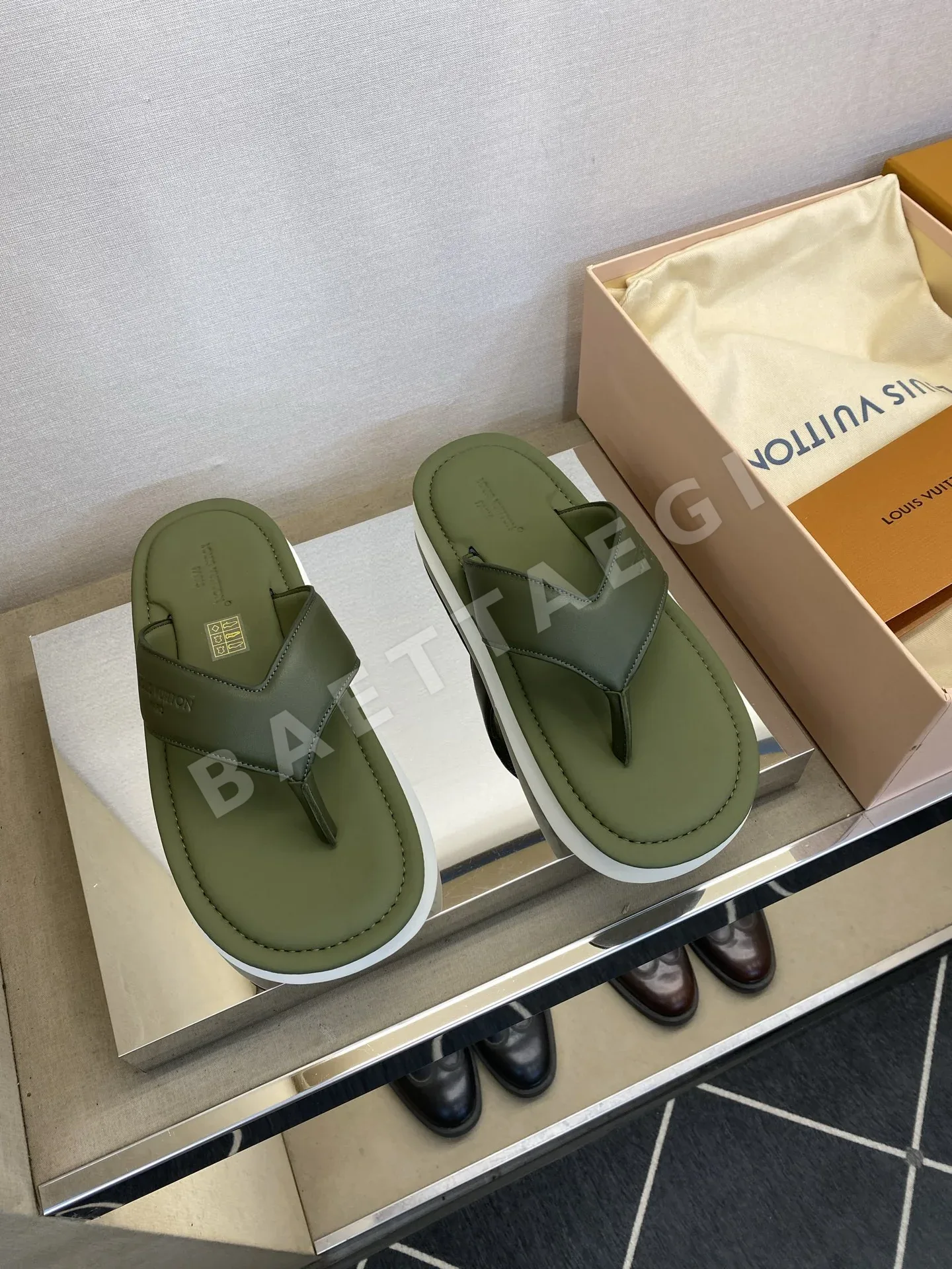 루이비통 남성 송아지가죽 슬리퍼 129598