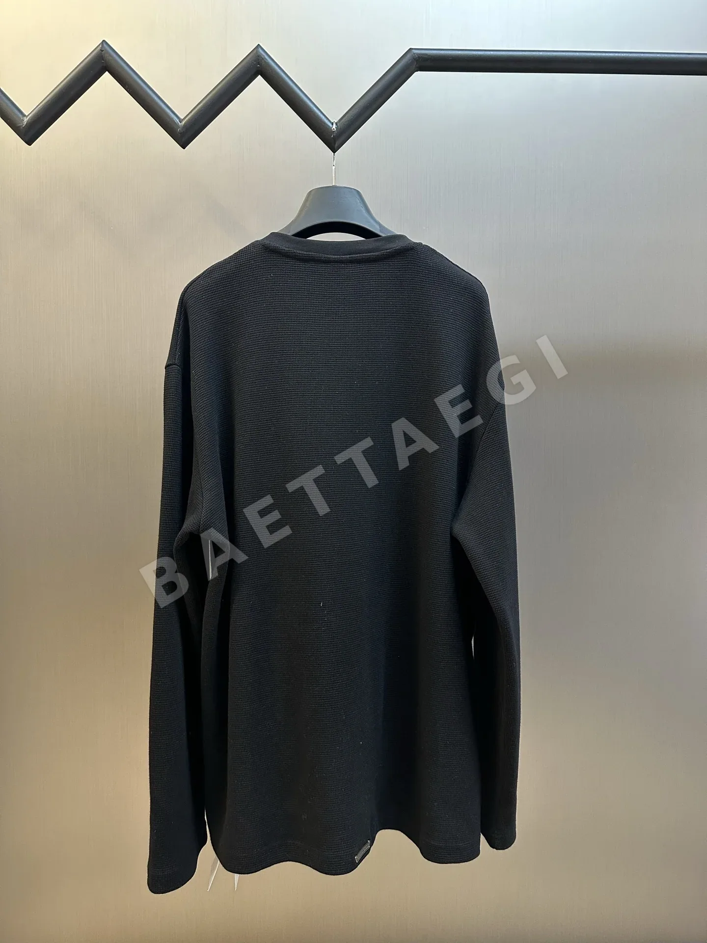 크롬하츠 크로스 가죽 장식 남성 긴팔 티셔츠 상세 이미지 4