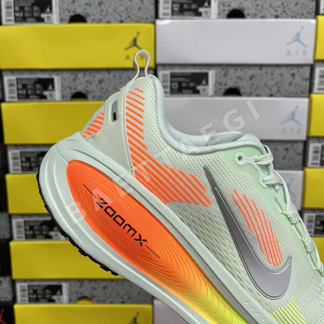 나이키 줌 보메로 18 HM6803-300 201097 Nike Zoom Vomero 18 상세 이미지 2