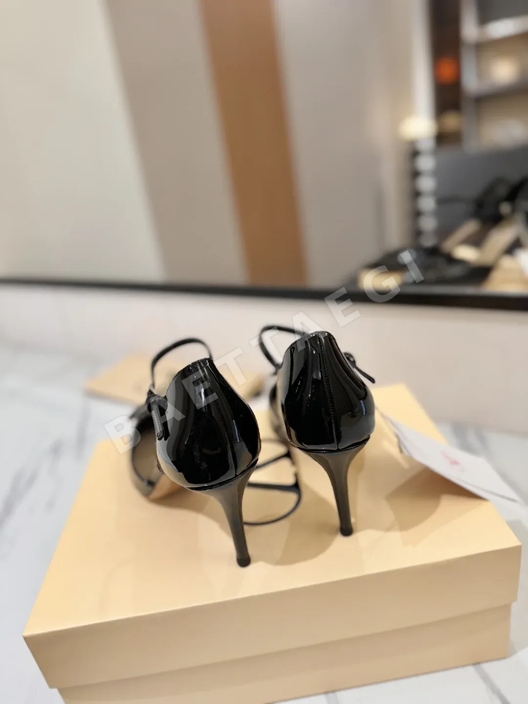 발렌티노 V 버클 래커 마감 하이힐 샌들 상세 이미지 9