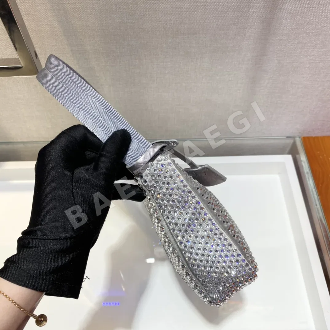 프라다 라인스톤 메시 호보 가방 1NE515 상세 이미지 5