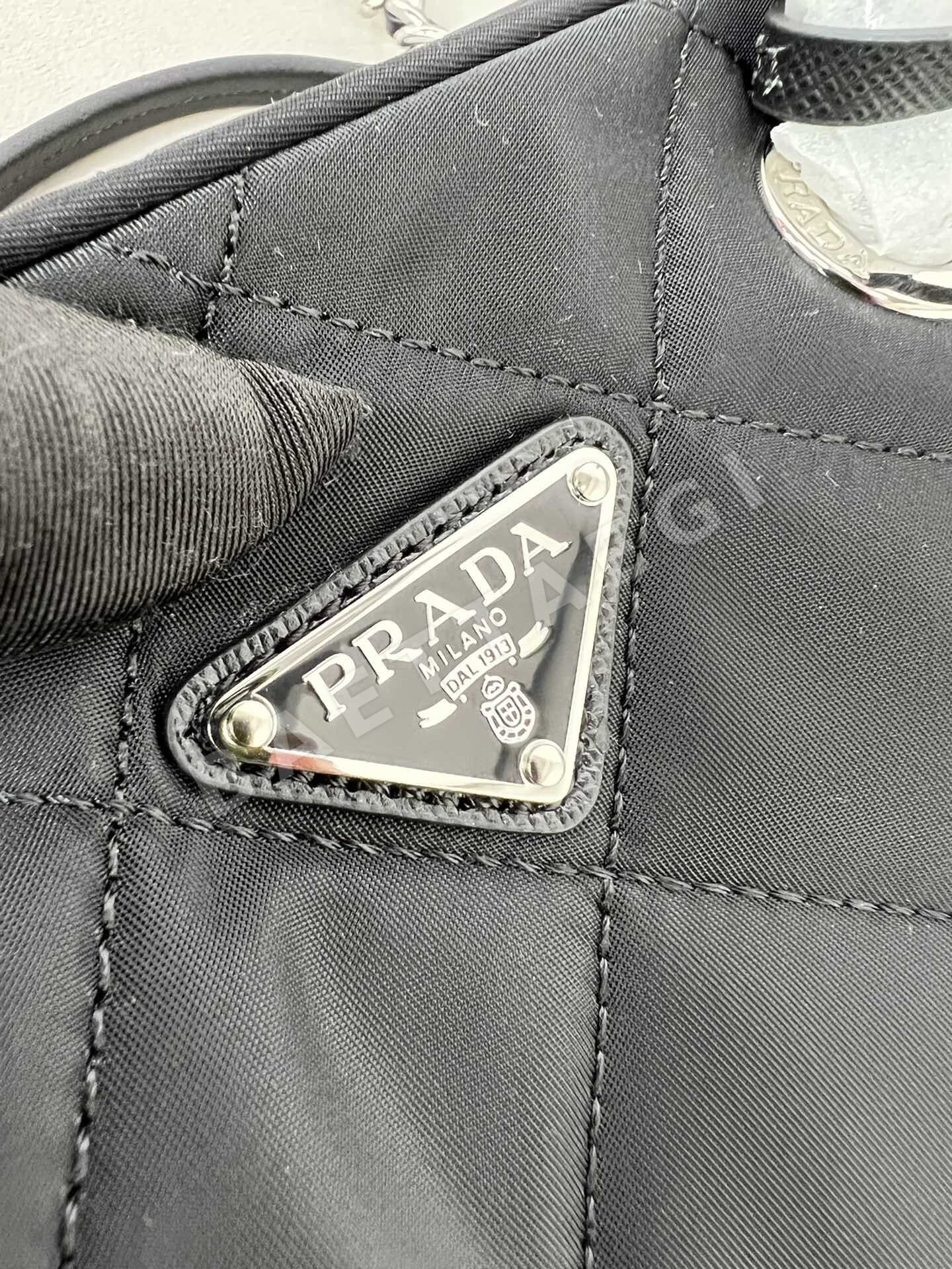 프라다 블랙 퀼팅 체인 숄더백 상세 이미지 7