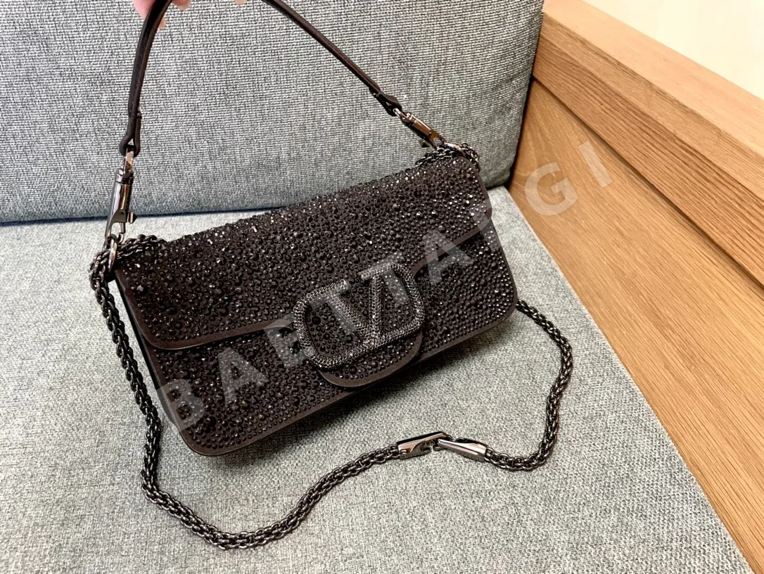 발렌티노 핫픽스 라인스톤 카프스킨 언더암 가방 상세 이미지 3