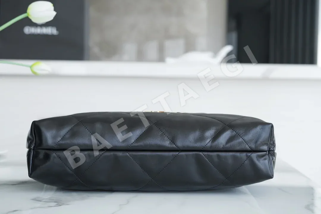 샤넬 22백 블랙 금장 소가죽 드로우스트링 가방 상세 이미지 7