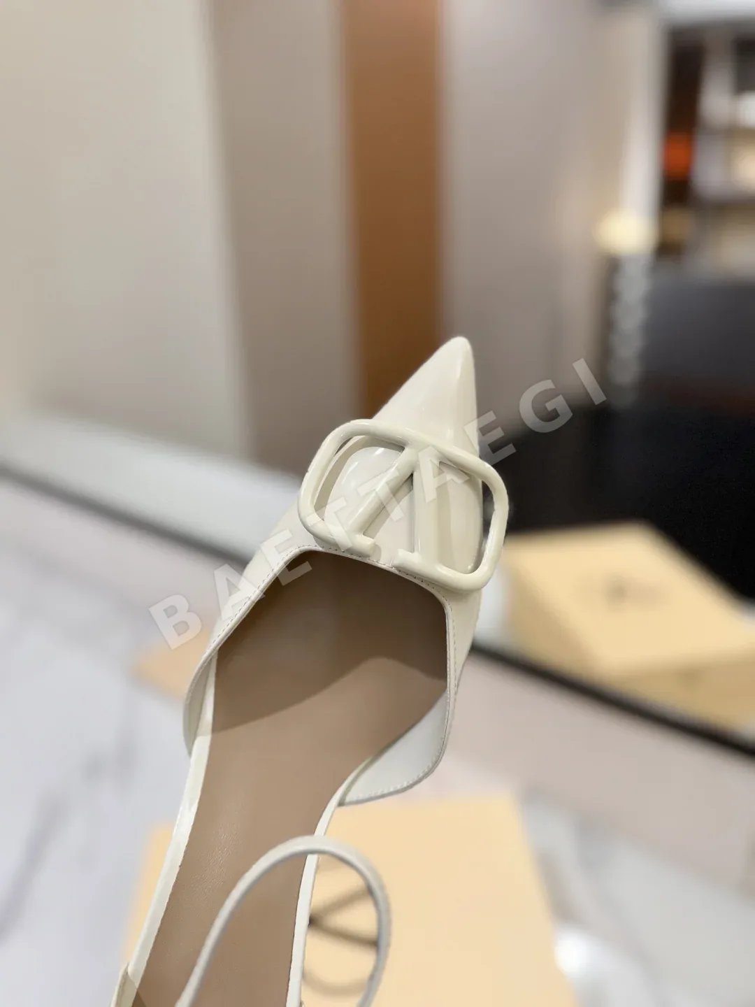 발렌티노 뾰족 앞코 하이힐 샌들 V 버클 샌들 상세 이미지 7