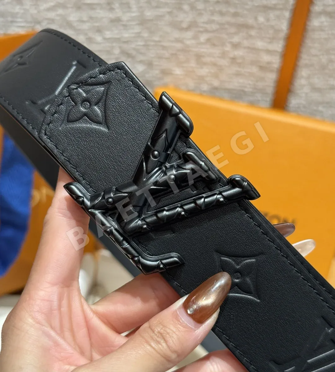 루이비통 디멘션 드리프트 플라워 스터드 40mm 리버시블 벨트 상세 이미지 4