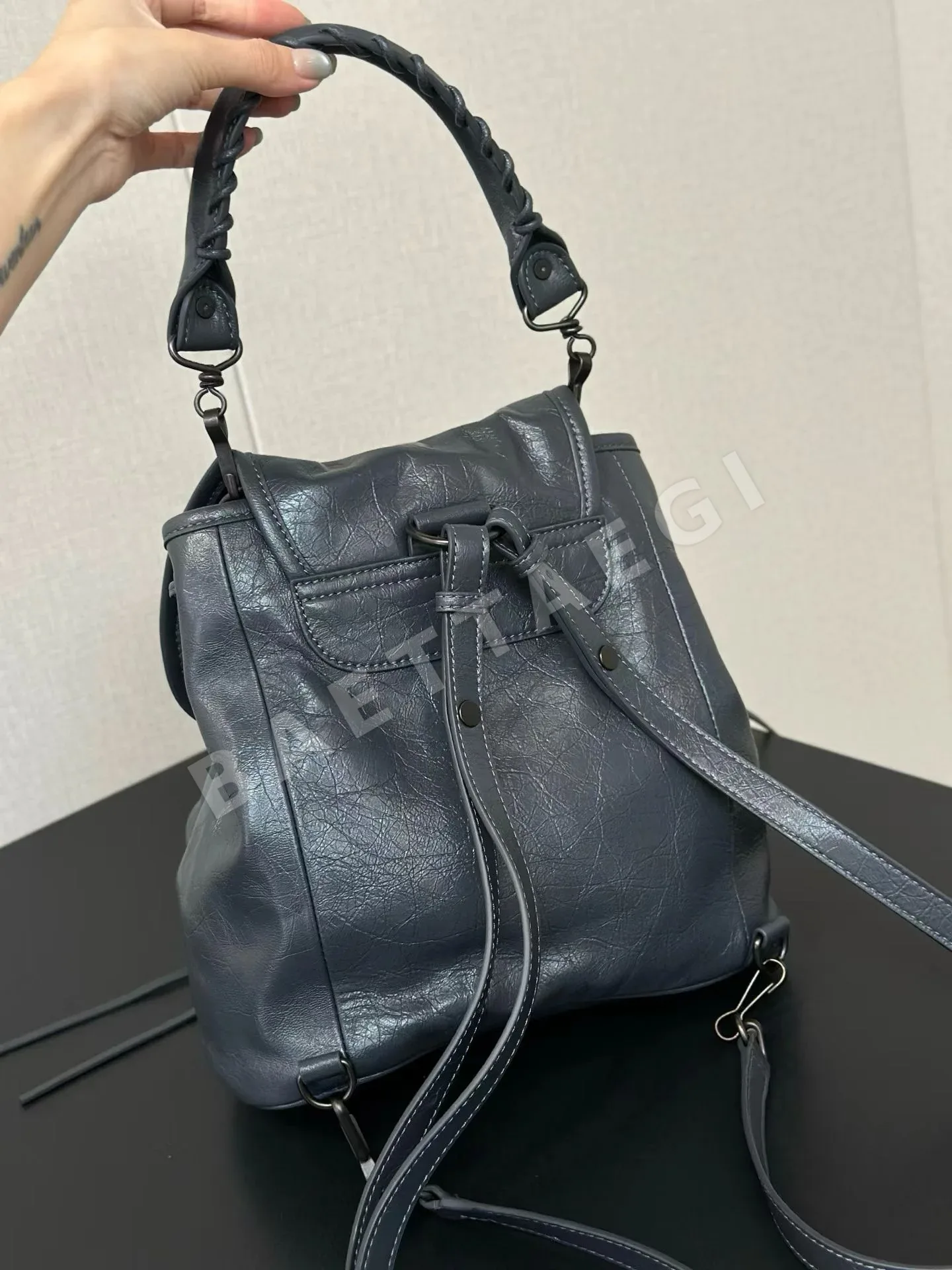 발렌시아가 주름 램스킨 다크 그레이 백팩 상세 이미지 5