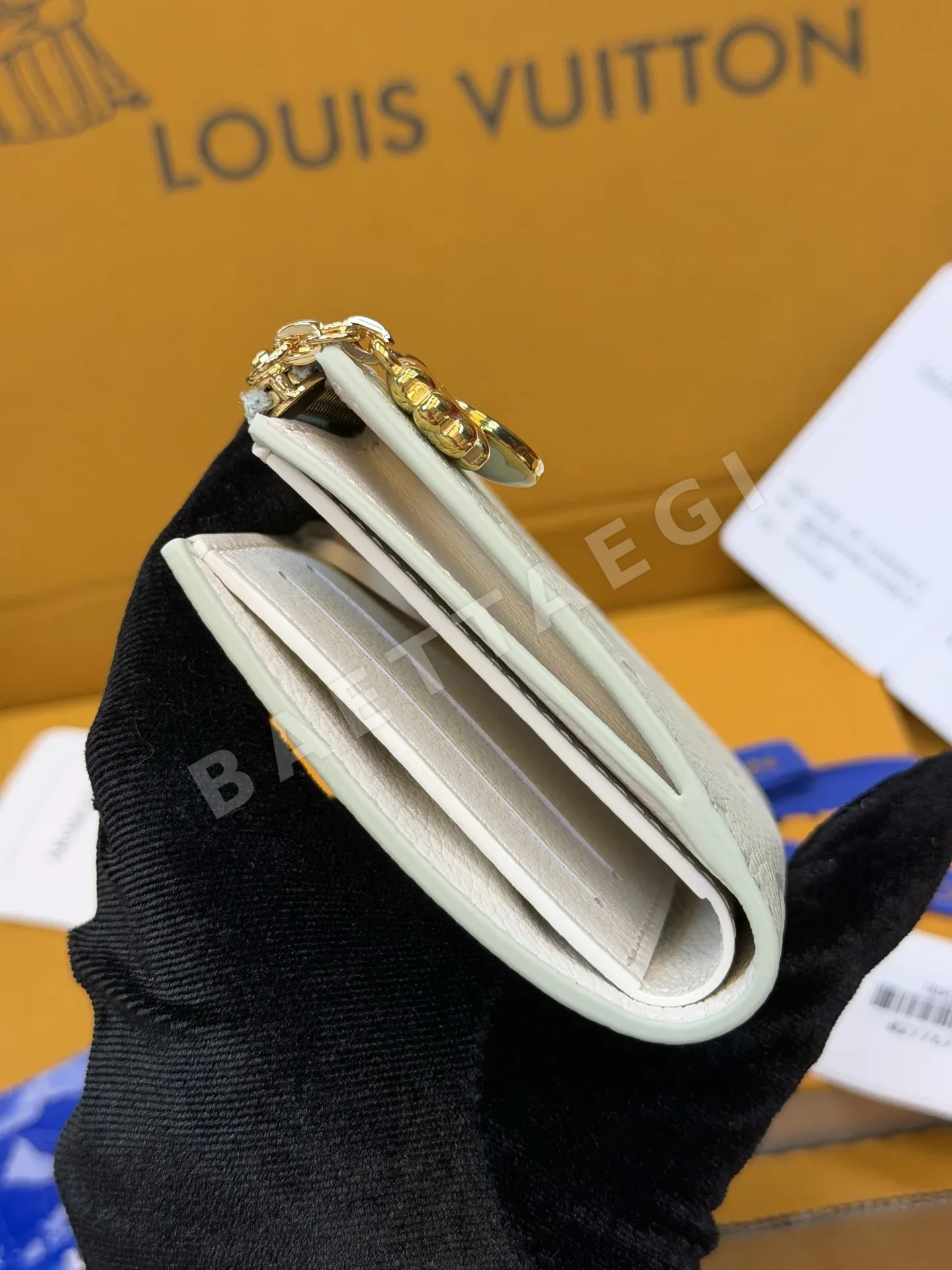 루이비통 뉴 포트폴리오 노아 컴팩트 반지갑 상세 이미지 6