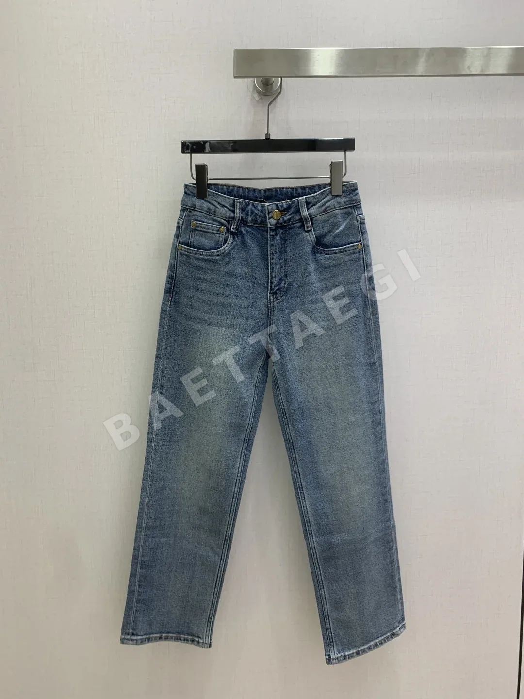 생로랑 로고 자수 백 포켓 크롭 진 바지 103474