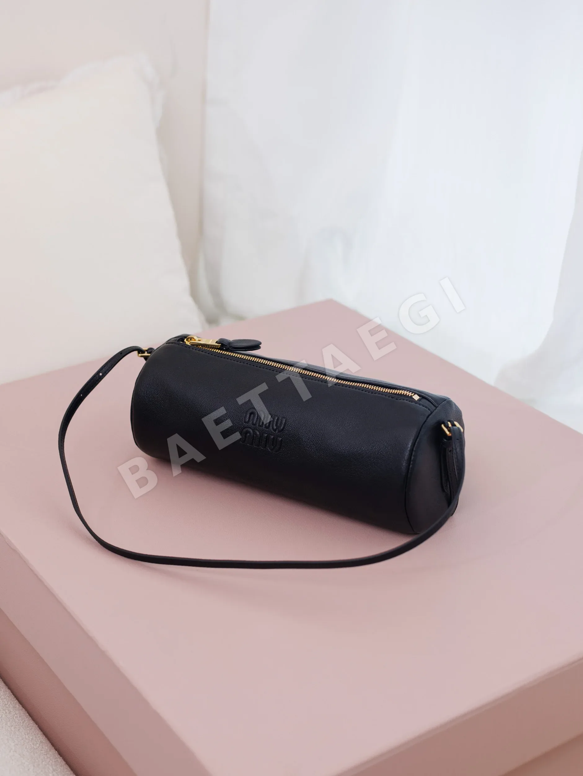 미우미우 시프스킨 원통형 숄더백 5NE851 M550 상세 이미지 2