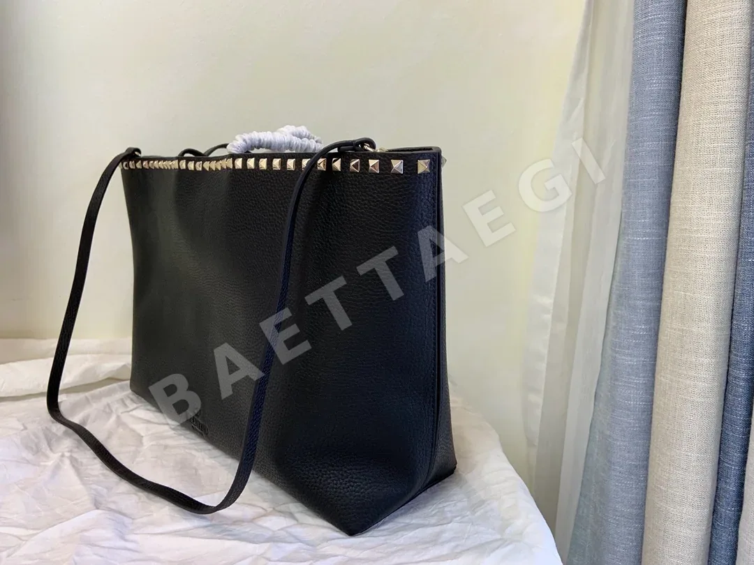 발렌티노 가라바니 락스터드 카프스킨 토트백 상세 이미지 2