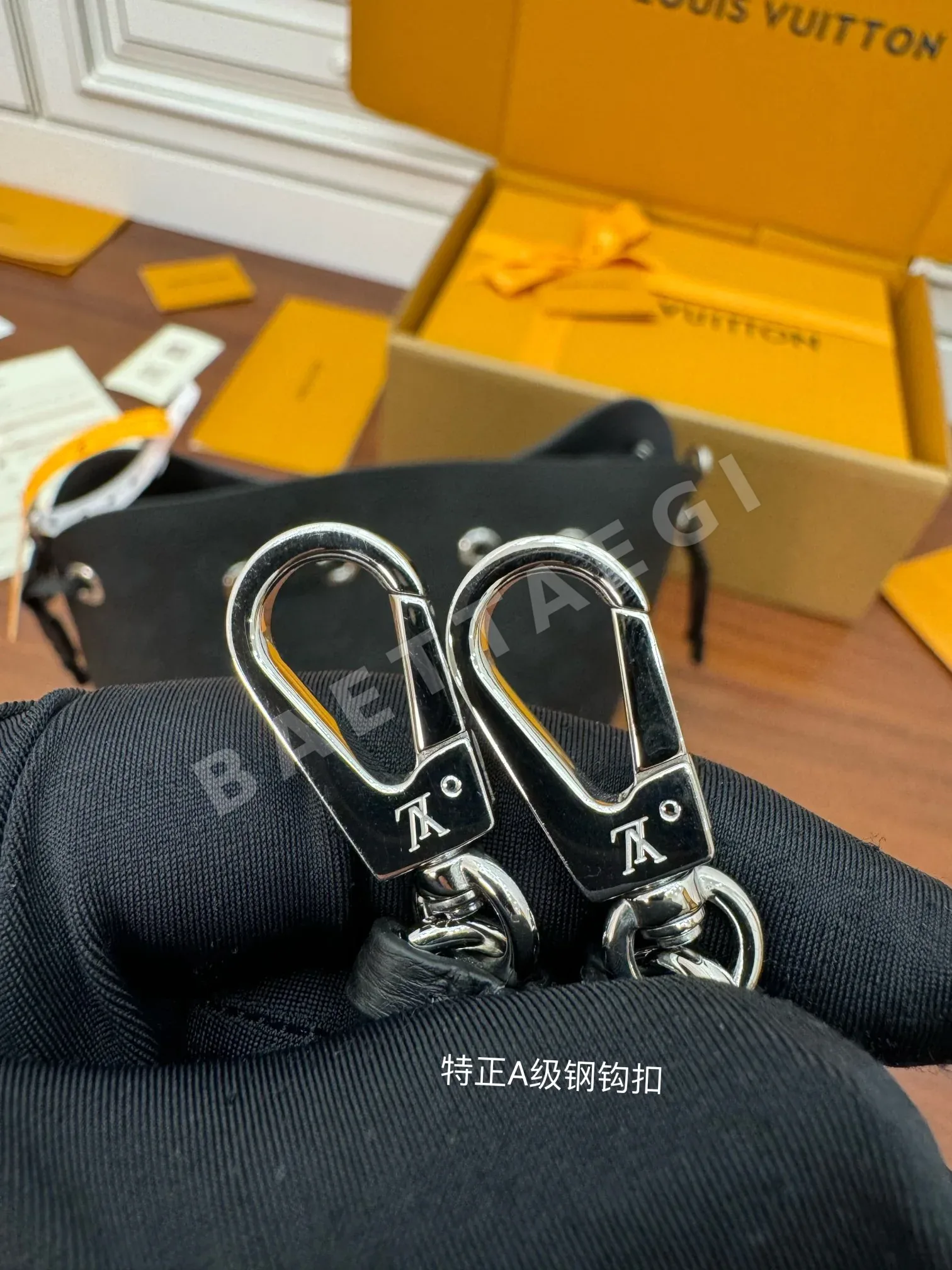 루이비통 M57070 가방 상세 이미지 4