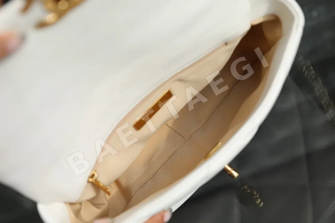 샤넬 화이트 램스킨 스몰 가방 상세 이미지 7