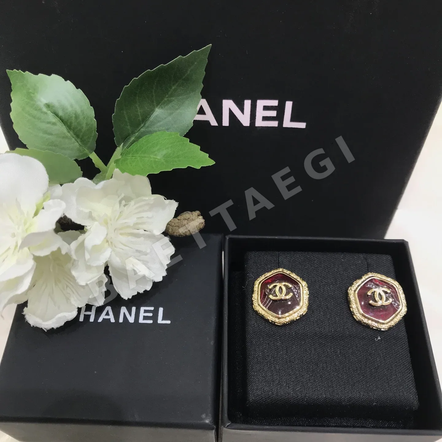 샤넬 레드 글라스 더블 C 로고 클립온 귀걸이 125064